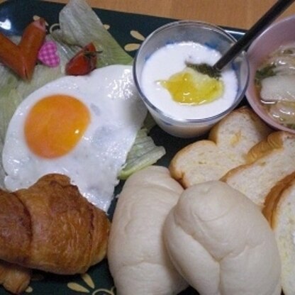 こんばんは・・・・・・
今朝の主人の朝食と一緒に・・・・・
ゆずヨーグルト美味しく頂いてました。
今日ね、私バースデーなんだ・・・・
ちょっと悲しい（笑）　♪♪